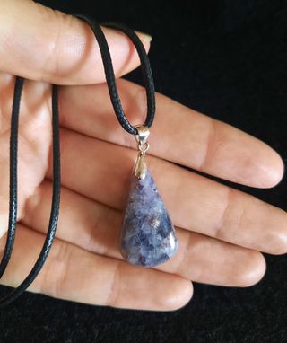 Colgante de Iolita con hematite y Plata