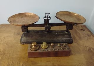 Antigua Balanza de Platos Gris Envejecido de 2kg