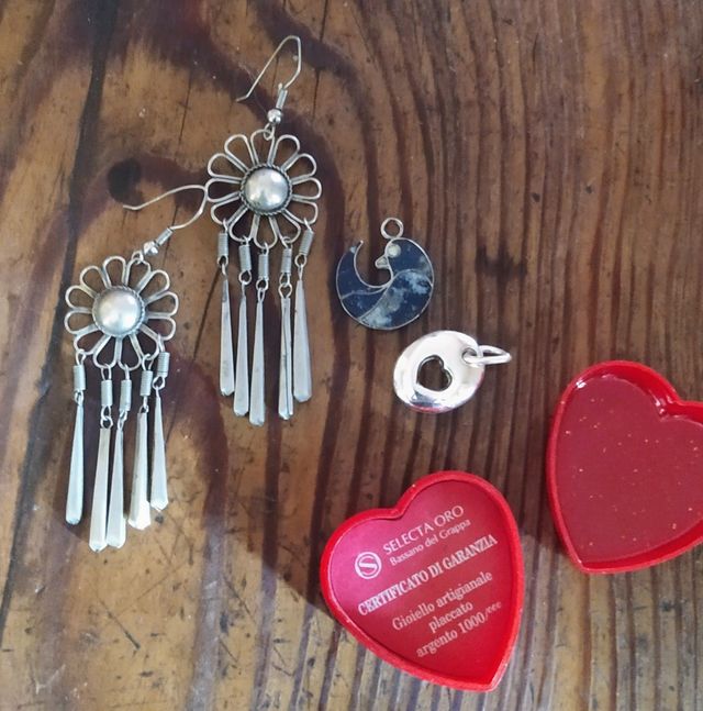 orecchini hand made e due ciondoli
