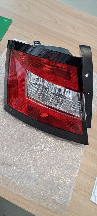 Piloto trasero izquierdo Skoda Fabia III 2020