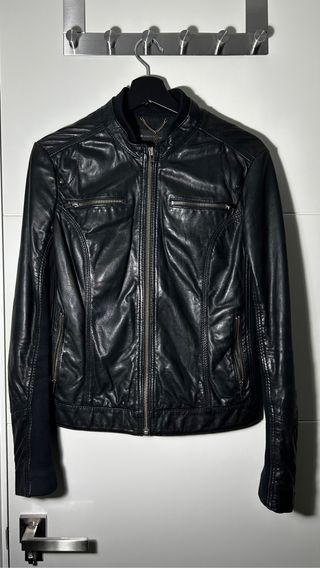 Cazadora Mango piel negra.