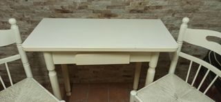 Mesa plegable blanca con dos sillas
