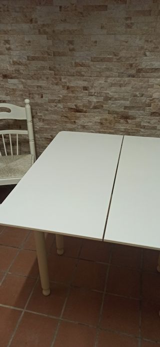Mesa plegable blanca con dos sillas