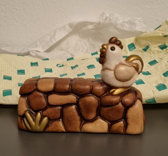 Thun presepe gallo su muretto