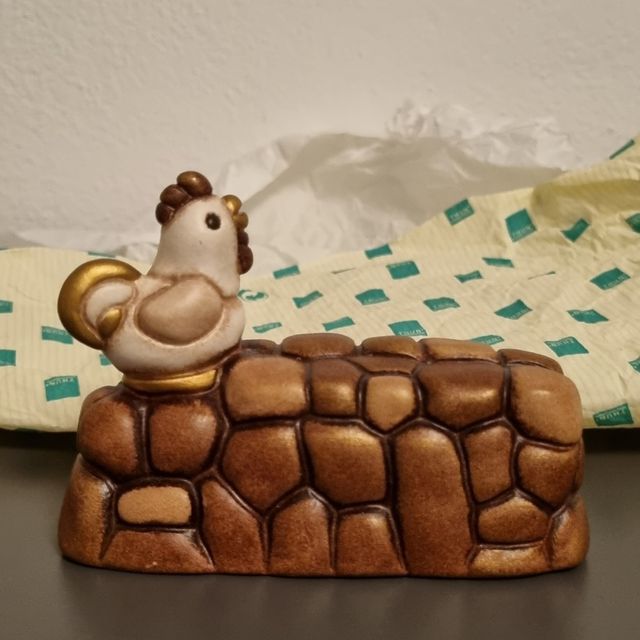 Thun presepe gallo su muretto