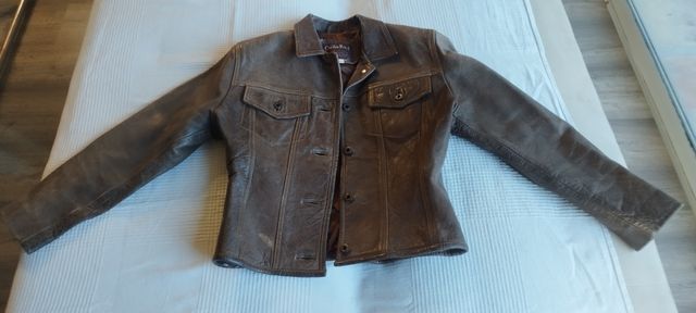 Cazadora de cuero de mujer