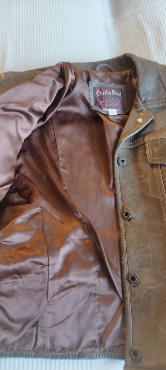 Cazadora de cuero de mujer