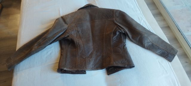 Cazadora de cuero de mujer