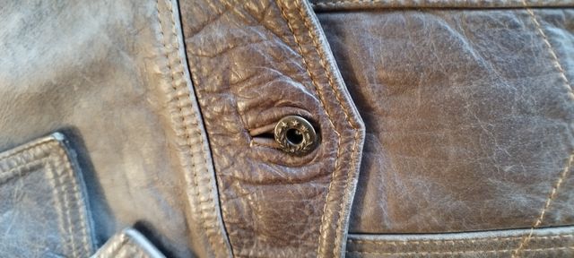 Cazadora de cuero de mujer