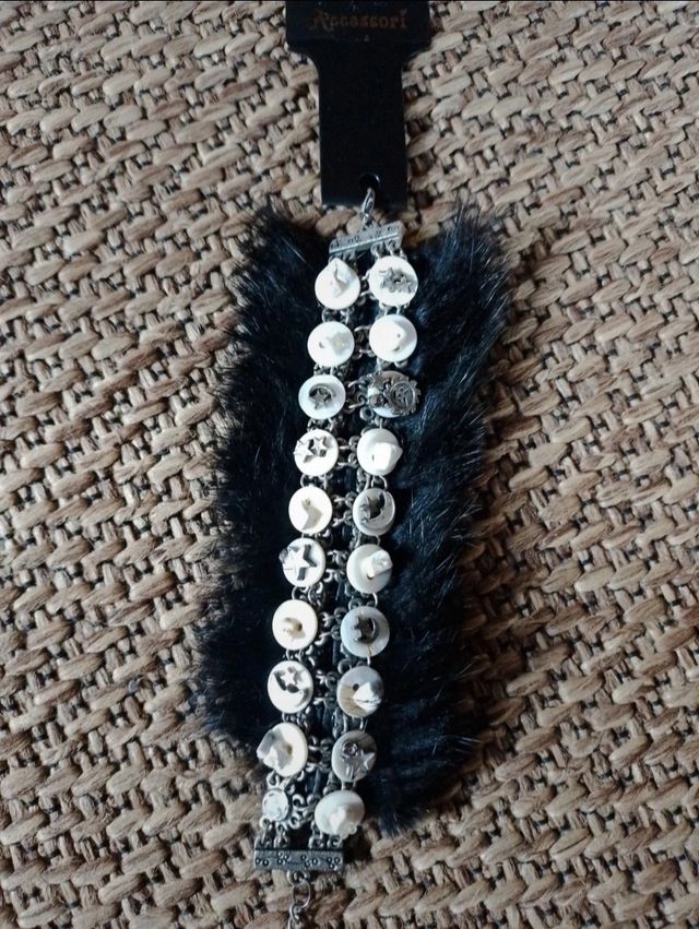 Bracciale in pelo sintetico