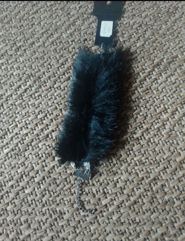 Bracciale in pelo sintetico