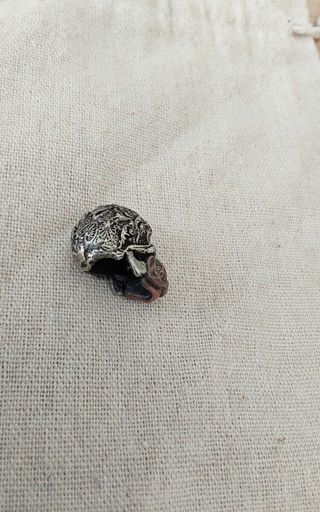 Colgante calavera de máscara de latón tallado