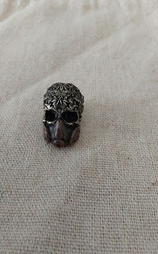 Colgante calavera de máscara de latón tallado