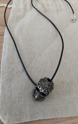 Colgante calavera de máscara de latón tallado
