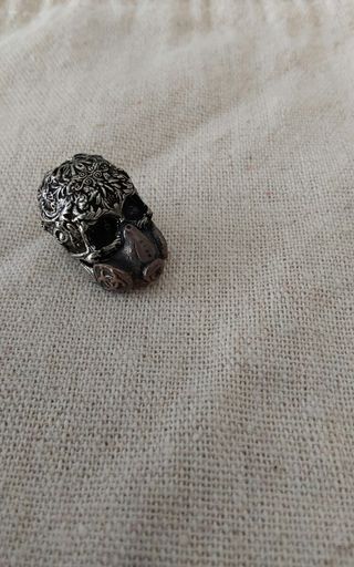 Colgante calavera de máscara de latón tallado