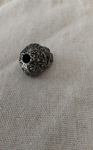 Colgante calavera de máscara de latón tallado