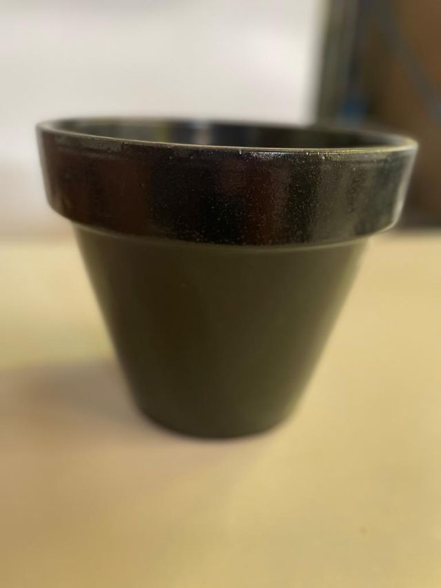 Maceta negra esmaltada 26cm. Diámetro