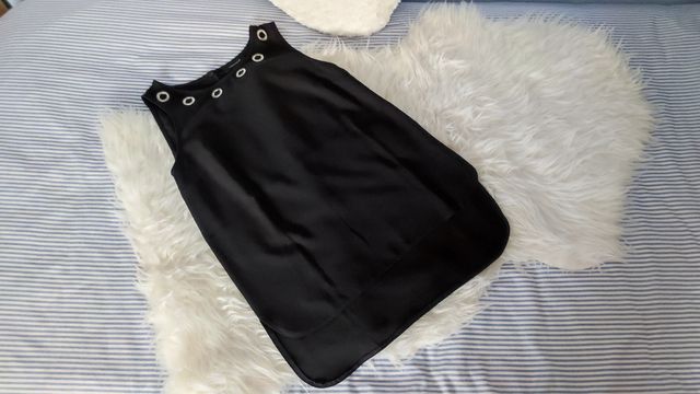 Top negro con arandelas plateadas