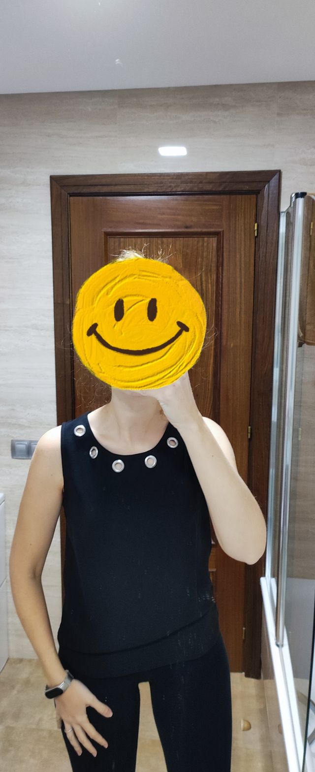 Top negro con arandelas plateadas