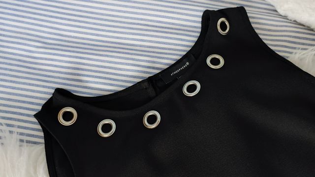 Top negro con arandelas plateadas