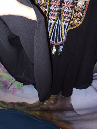 Blusa negra con detalles étnicos.