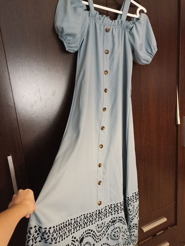 Vestido azul de gran vuelo.