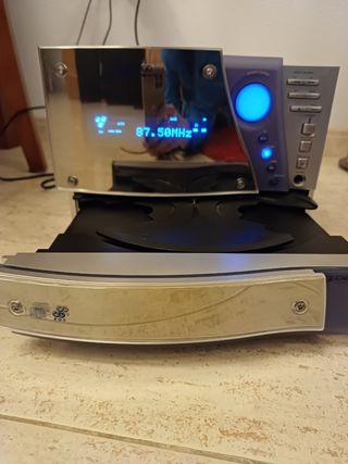 Equipo música con 2 altavoces y mando