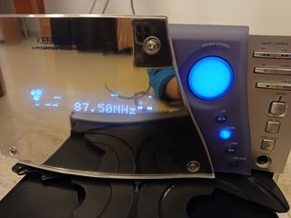 Equipo música con 2 altavoces y mando