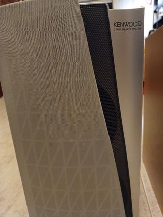 Equipo música con 2 altavoces y mando