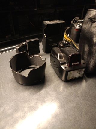 Cámara Nikon D3100 profesional con accesorios.