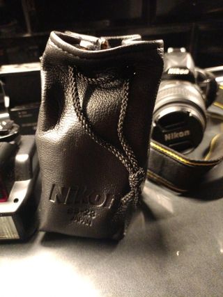 Cámara Nikon D3100 profesional con accesorios.