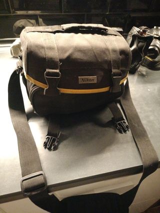 Cámara Nikon D3100 profesional con accesorios.