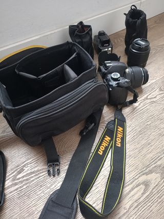 Cámara Nikon D3100 profesional con accesorios.