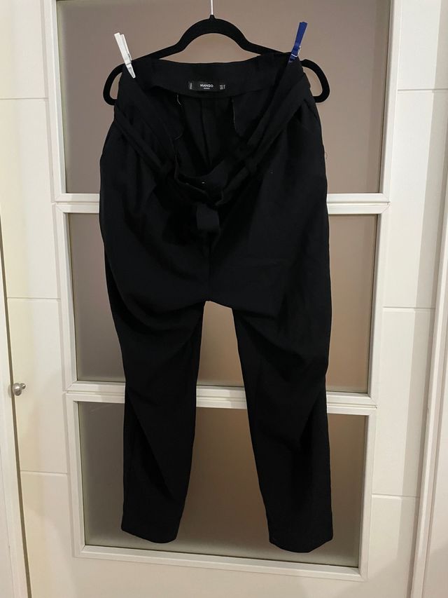 Pantalón tiro alto negro mango