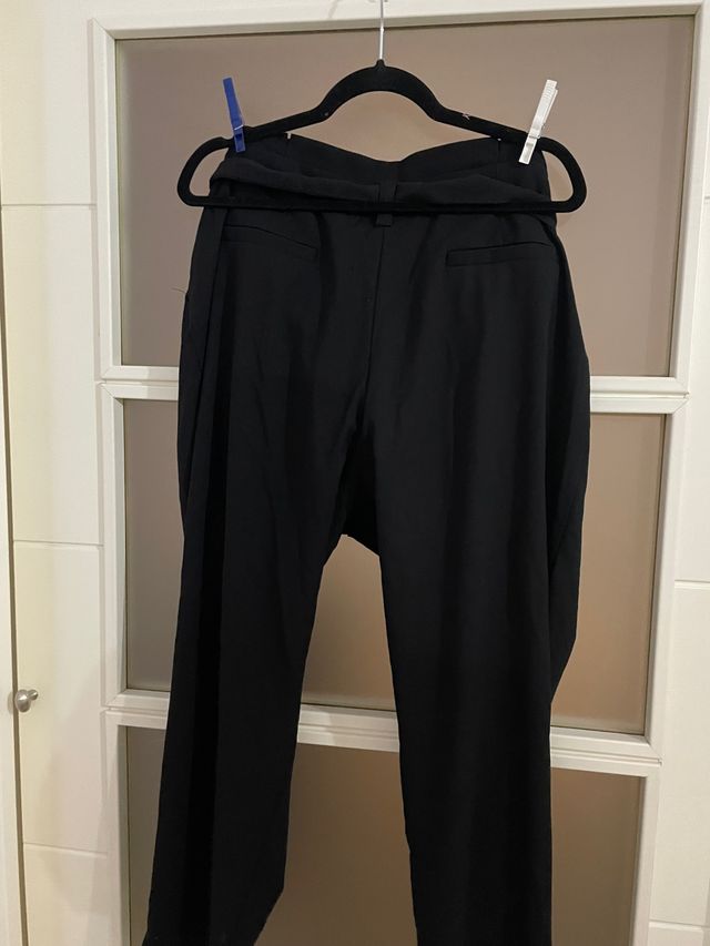 Pantalón tiro alto negro mango
