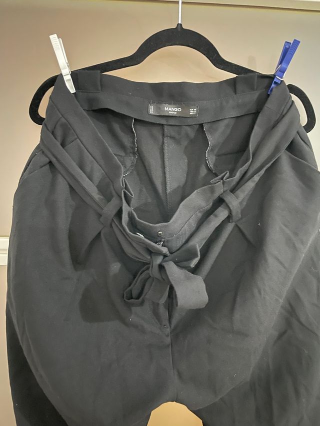 Pantalón tiro alto negro mango