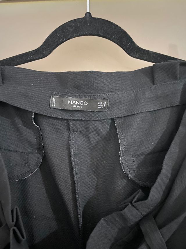 Pantalón tiro alto negro mango