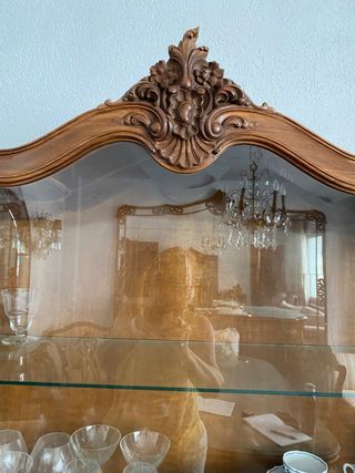 Vitrina de madera noble