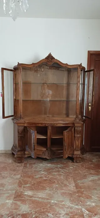 Vitrina de madera noble