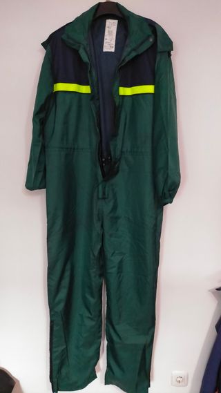 Mono o Traje impermeable.