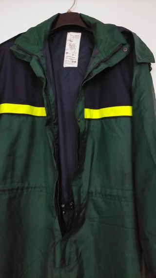 Mono o Traje impermeable.