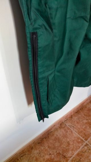 Mono o Traje impermeable.