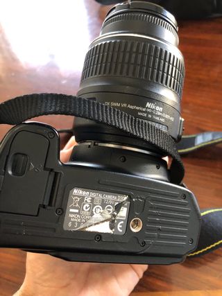 Cámara Nikon D3000 con mochila