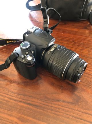 Cámara Nikon D3000 con mochila