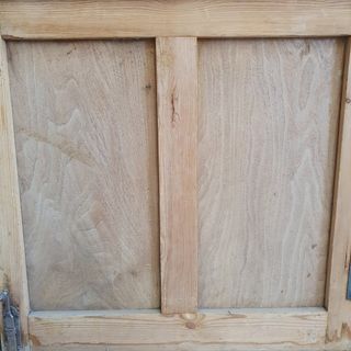 Puerta antigua con celosía filigrana de hierro