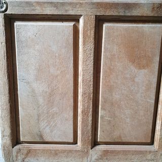 Puerta antigua con celosía filigrana de hierro