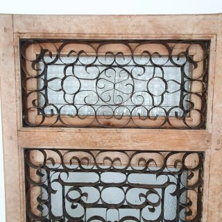 Puerta antigua con celosía filigrana de hierro