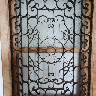 Puerta antigua con celosía filigrana de hierro