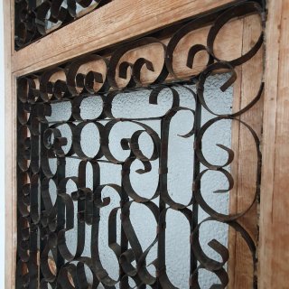 Puerta antigua con celosía filigrana de hierro