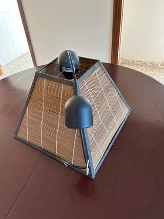 Lámpara de techo metal y palitos de madera antigua